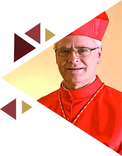 Foto do Cardeal Dom Odilo Pedro Scherer dentro de uma forma triangular