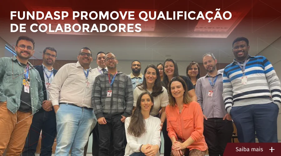 Foto ilustrativa que mostra pessoas da equipe Gente Agente posando para foto. Texto: Fundasp promove qualificação de colaboradores.