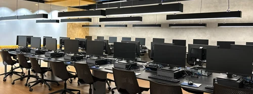 Foto ilustrativa de alunos da PUC-SP no laboratório