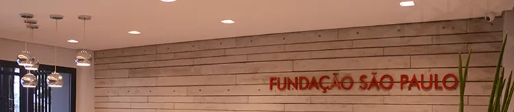 Imagem ilustrativa que mostra um detalhe da entrada da Fundação onde se lê 'Fundação São Paulo' na parede