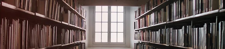 Imagem ilustrativa que mostra estante com livros em biblioteca