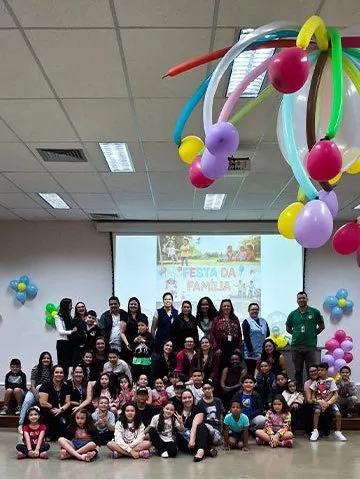 grupo de criança e balão