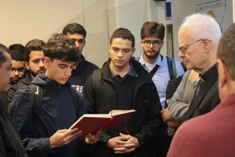 Imagem Padre e alunos