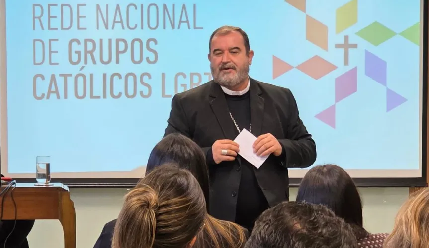 Imagem de Dom Arnaldo realizando a palestra
