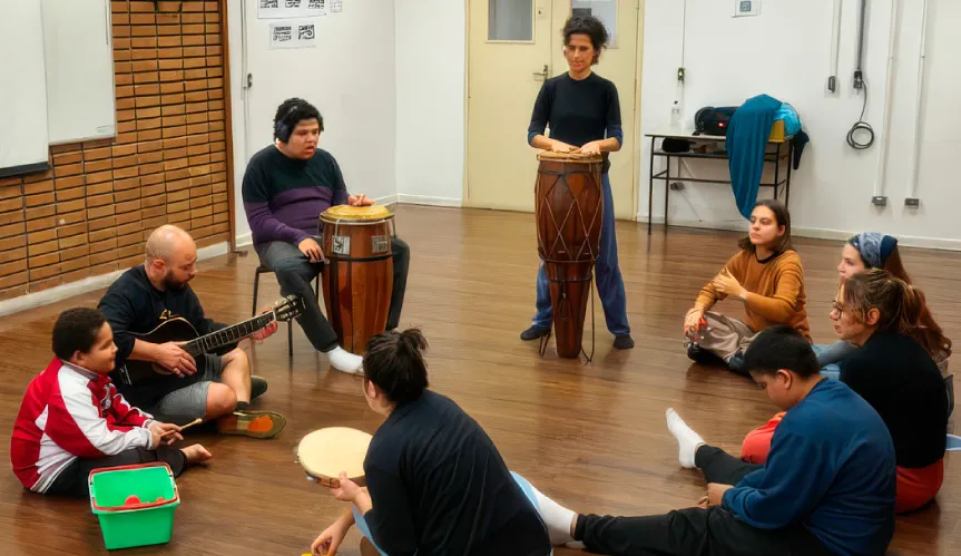 imagem crianças em roda com instrumentos musicais
