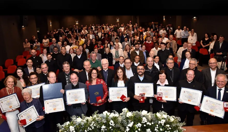 Imagem Tuca pessoas recebendo premiação